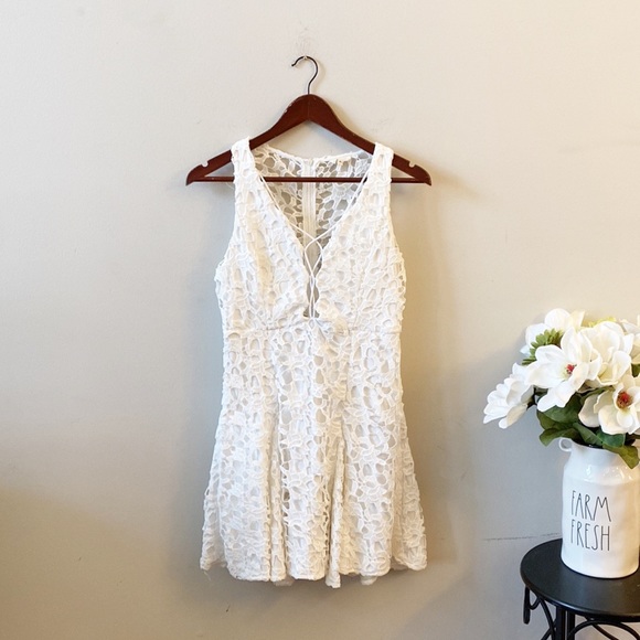 Tea & Cup Los Angeles White eyelet lace v neck halter mini dress cocktail Medium - Picture 7 of 12